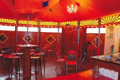 Onze Spiegeltent kan op elke vlakke ondergrond en op elke locatie worden gebouwd. 